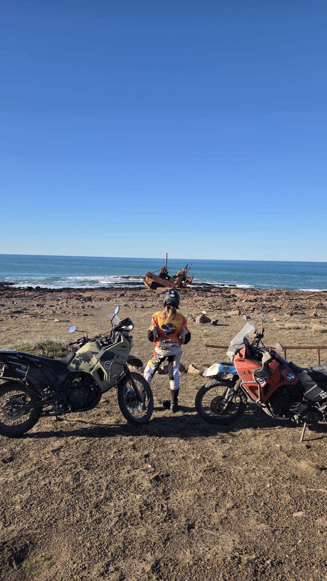 Motos y motociclista frente al mar en la Ruta Azul